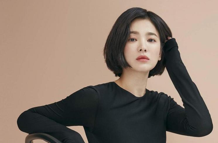Song Hye Kyo jadi model sepatu merek Suecomma Bonnie. (Instagram/@suecommabonnie)