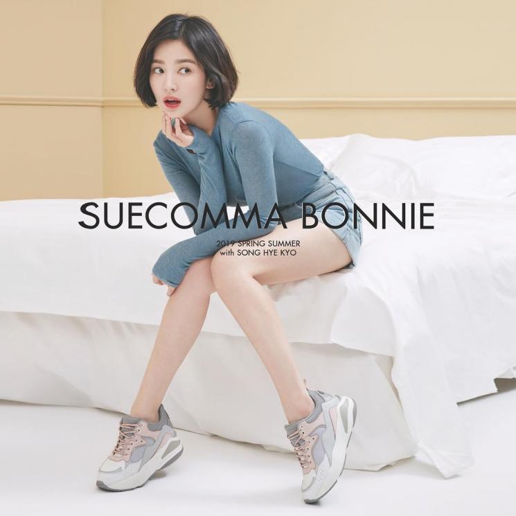Song Hye Kyo jadi model sepatu merek Suecomma Bonnie. (Instagram/@suecommabonnie)