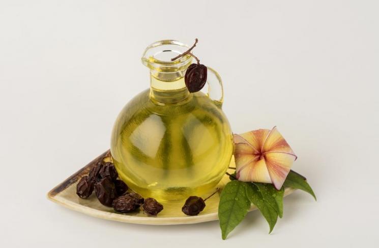 Neem oil, salah satu jenis face oil yang bermanfaat bagi perawatan kecantikan. (Shutterstock)