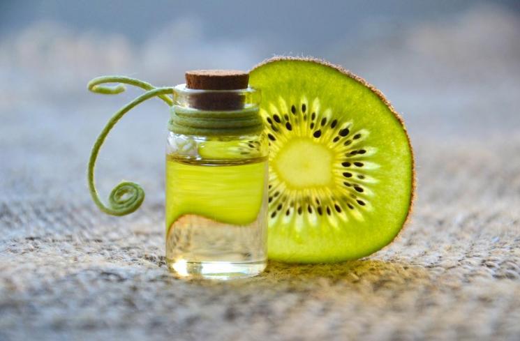Kiwi oil termasuk jenis face oil yang bermanfaat untuk perawatan kecantikan. (Pexels/Mareefe)