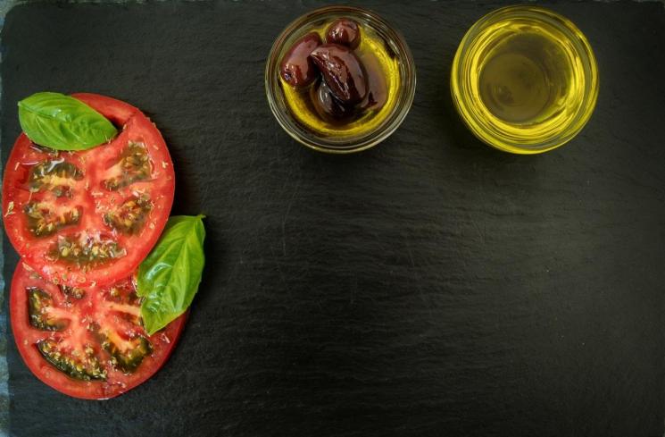 Tomato oil termasuk jenis face oil yang bermanfaat untuk perawatan kecantikan. (Pexels/Dana Tentis)