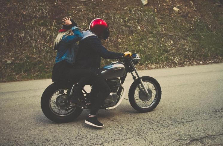 Naik motor dengan pacar. (Unsplash/Abigail Keenan)