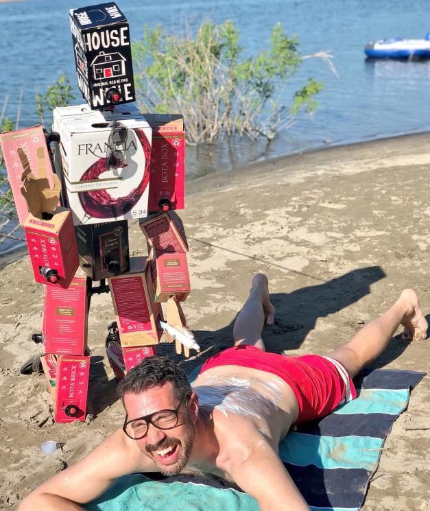 Mike Schneider dan pacar robot kardus. (Instagram/@blcksmth)