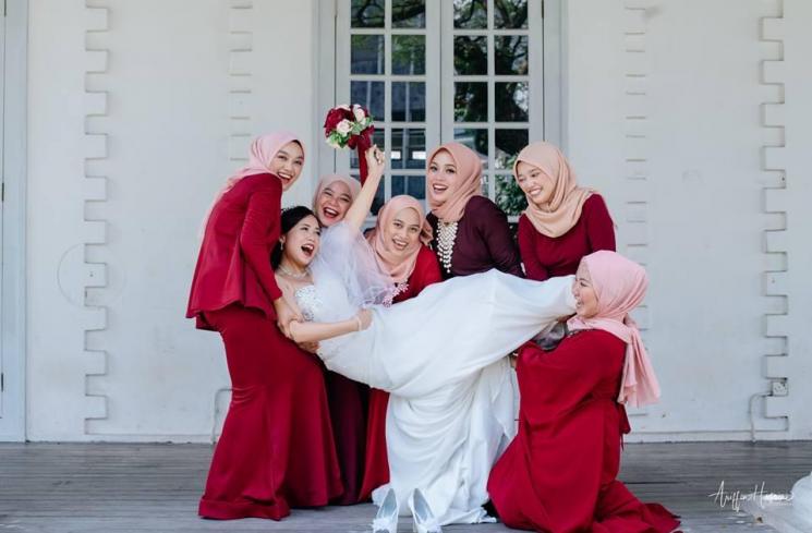Pernikahan gadis kristen dengan bridesmaid berhijab. (Facebook/Ariffin Husaini)