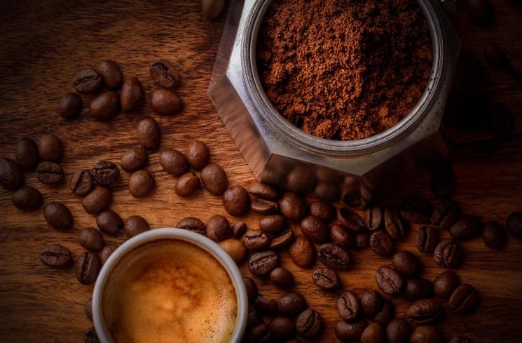 Membuat scrub kopi. (Unsplash/Janko Ferlič)