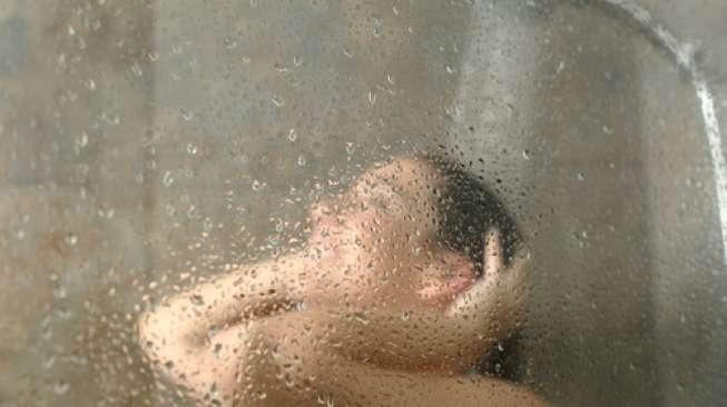 Ilustrasi keramas saat mandi. (Shutterstock)