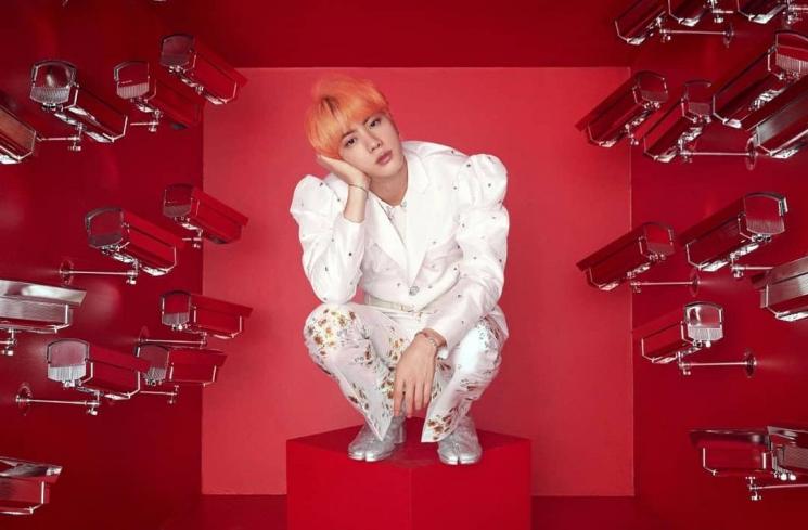 Jin BTS pakai sepatu mirip kaki kambing. (Instagram/@bts.bighitofficial)