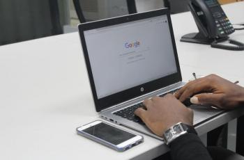 Hasil Pencarian Google Bikin Kaget, Wanita Ini Pergoki Pacar Selingkuh