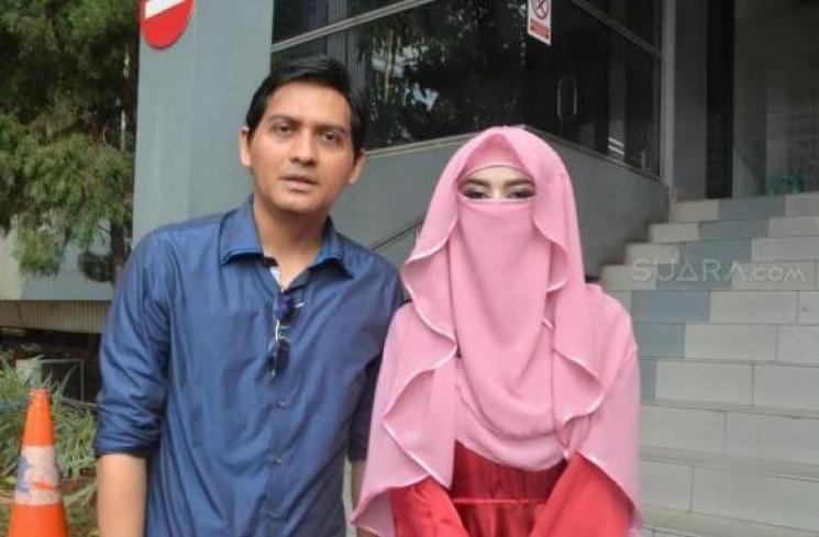 Tiara Dewi dan mantan suami, Lucky Hakim. (Suara.com/Sumarni)