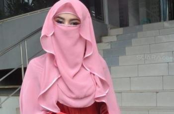 5 Potret Transformasi Hijab Tiara Dewi yang Kini Pakai Cadar