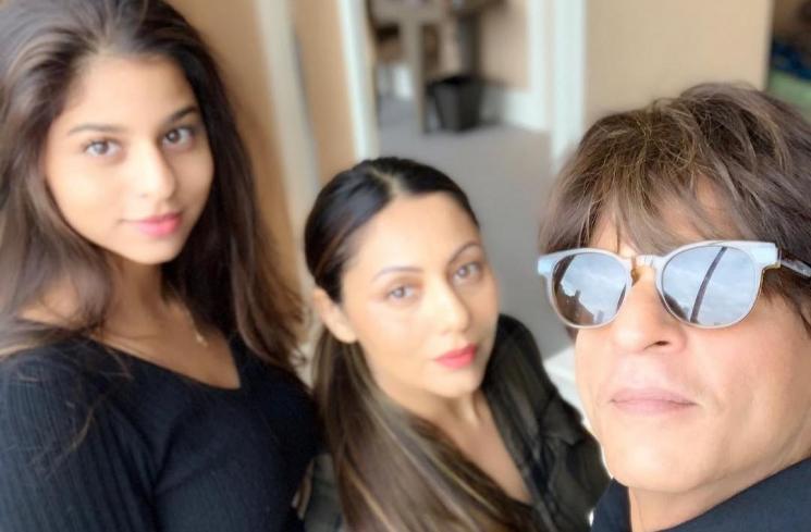 Shah Rukh Khan foto bersama Suhana Khan dan Gauri Khan. (Instagram/@iamsrk)