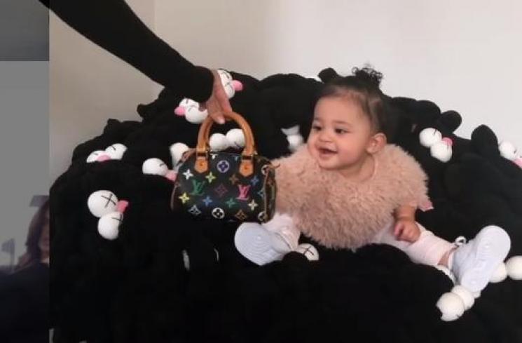 Kim Kardashian bagi-bagi tas mini Louis Vuitton. (Instagram/@kyliejenner)