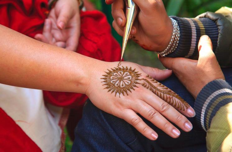 Ilustrasi henna. (Pexels/Robert Stokoe)