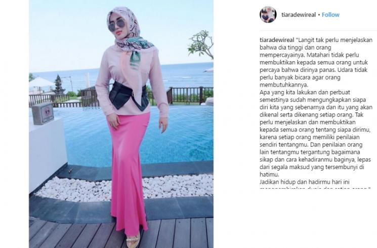 Tranformasi hijab Tiara Dewi. (Instagram/@tiaradewireal)