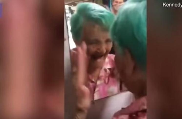 Nenek ini kegirangan setelah cat rambut jadi warna hijau. (Youtube/Daily Mail)