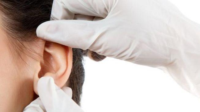 Pemeriksaan kesehatan telinga. (Shutterstock)