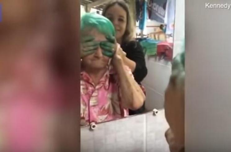 Nenek ini kegirangan setelah cat rambut jadi warna hijau. (Youtube/Daily Mail)