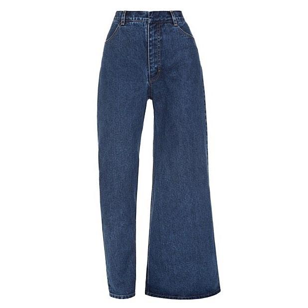 Celana jeans asimetris. (Instagram/@kseniaschnaider)