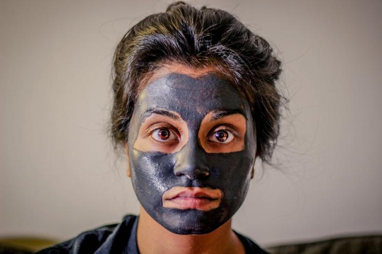 Masker wajah. (Unsplash/Chris Knight)