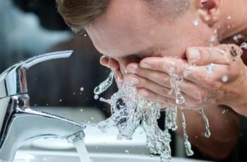 Pria membersihkan wajah. (Shutterstock)