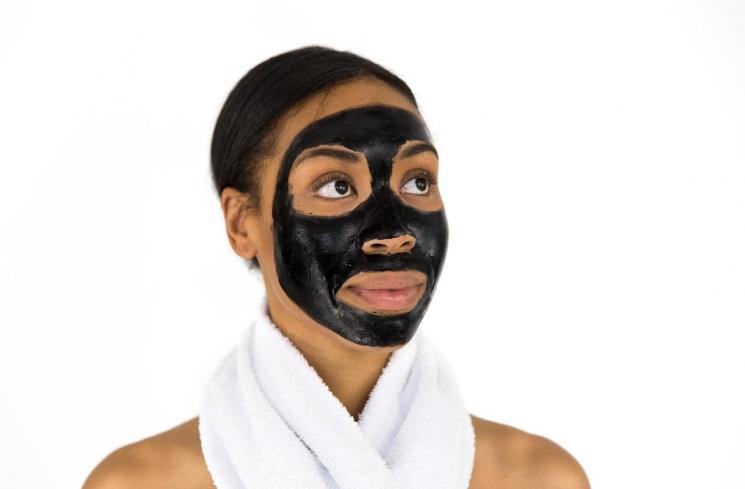 Ilustrasi masker wajah berbahan charcoal. (Pixabay/bridgesward)