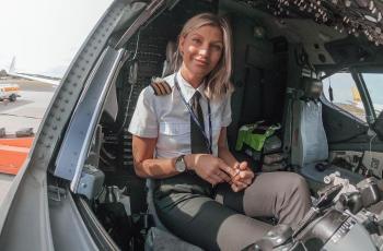 5 Gaya Maria Petterson, Pilot Cantik yang Bikin Penumpang Betah Terbang
