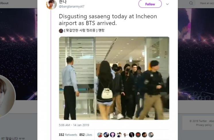 Wanita ini pakai dress pendek saat temui BTS di bandara. (Twitter/@bangtanarmyot7)