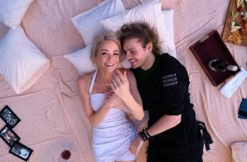 So Sweet, Gitaris 5 Seconds of Summer Lamar Pacarnya saat Sunset di Bali