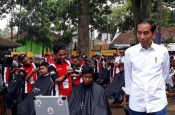 Seru, Ini Deretan Foto Jokowi Potong Rambut Sor Wit Pelem di Garut