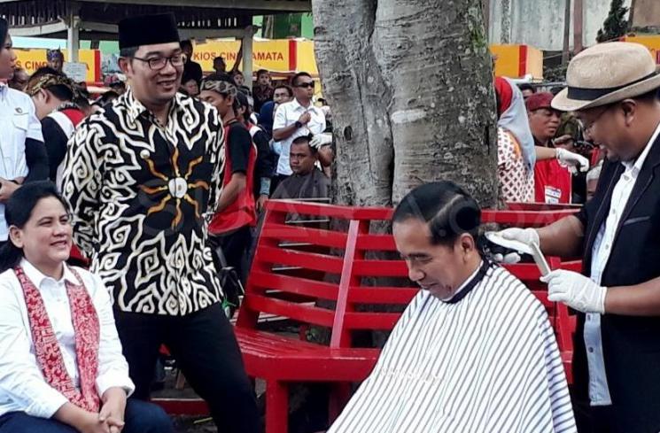Jokowi potong rambut. (Suara.com/Ummi Hadyah Saleh)