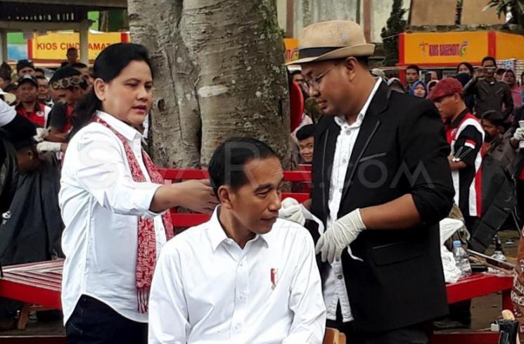 Jokowi potong rambut. (Suara.com/Ummi Hadyah Saleh)