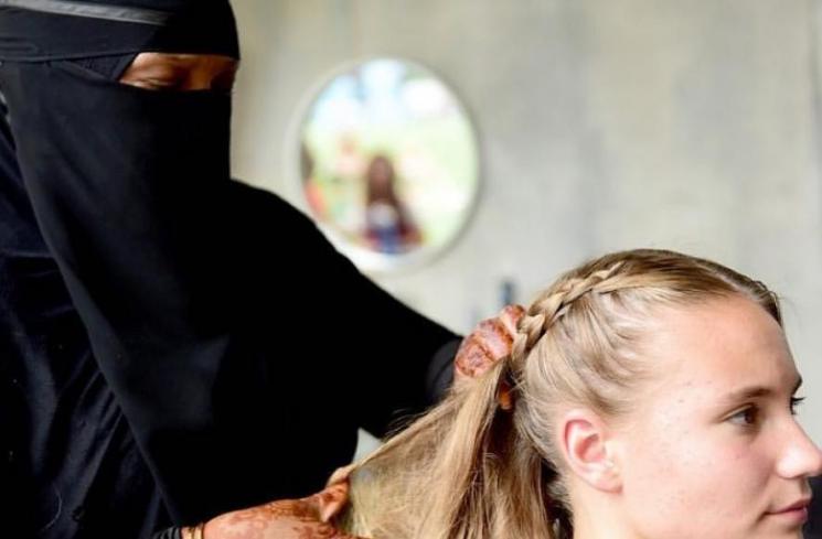 Natasha Somalia, wanita bercadar yang menjadi ahli penata rambut. (Instagram/@natashasomalia)