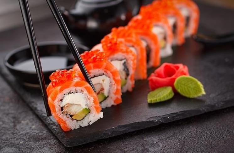 Makan Sushi di Depan Istri Hamil, Pria ini Dikecam Netizen