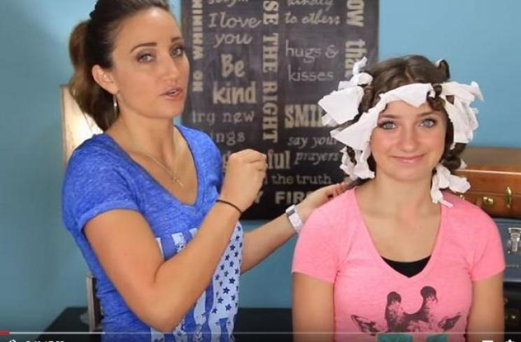 Keriting dengan tisu dapur. (Youtube/Cute Girl Hairstyles)