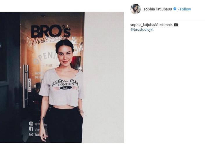 Sophia Latjuba pakai kaus anak bungsunya. (Instagram/@sophia_latjuba88)