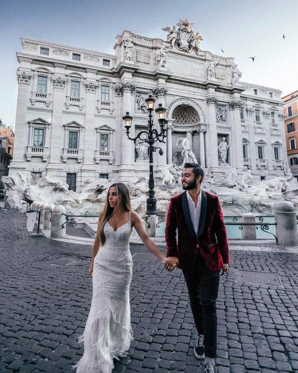 Nick dan Zoe, keliling dunia pakai gaun pengantin. (Instagram/@marrymeintravel)