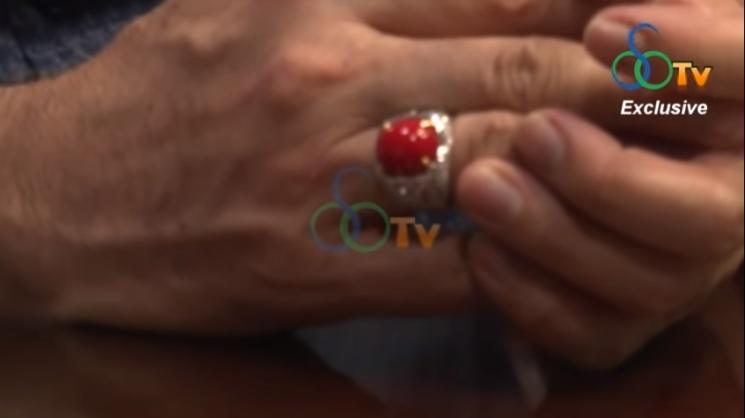 Cincin merah yang diberikan OSO kepada Basuki Tjahaja Purnama (BTP) alias Ahok. (YouTube/osotv channel)
