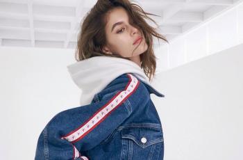 Gemas, Kaia Gerber Pakai Mata Berbulu di Fashion Show Valentino