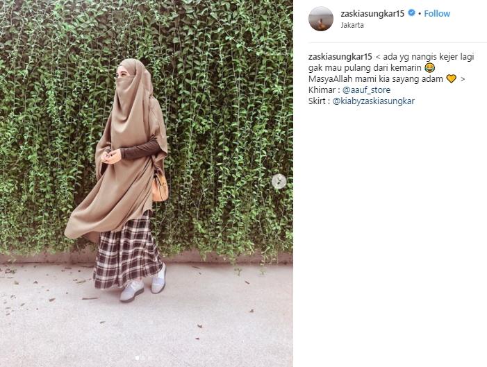 Gaya Zaskia Sungkar pakai cadar. (Instagram/@zaskiasungkar15)