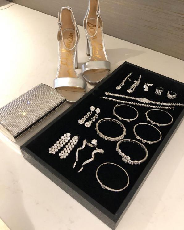 Perhiasan dan sepatu yang digunakan Emily Blunt saat SGA Awards. (Instagram/@highheelprncess)