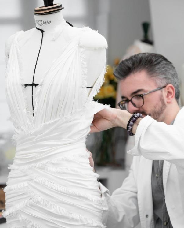 Gaun putih Dior. (Instagram/@dior)