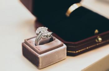 Perkara Cincin Berlian Bikin Galau, Pria Ini Takut Kekasihnya Mengamuk