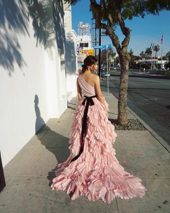 Gaun Gemma Chan yang dibuat kurang lebih 100 jam. (Instagram/@gemma_chan)