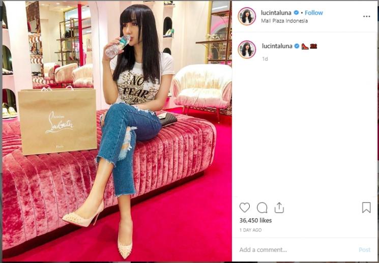 Lucinta Luna pamer sepatu Christian Louboutin. (Instagram/@lucintaluna)