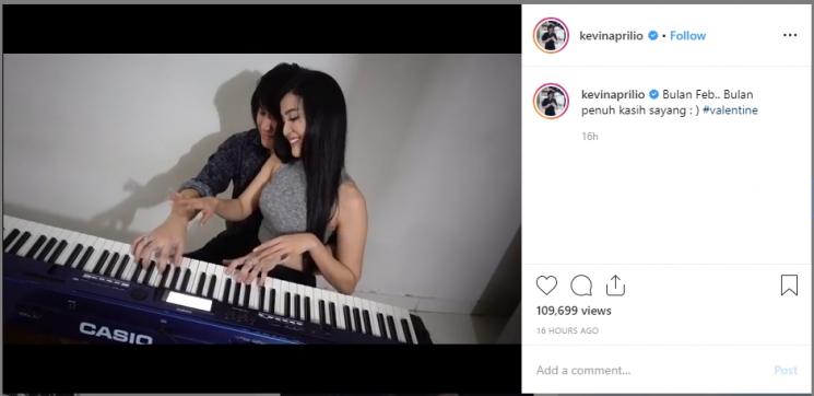 Kevin Aprilio dan Vicy Melanie saat bermain piano.(Instagram/@kevinaprilio)