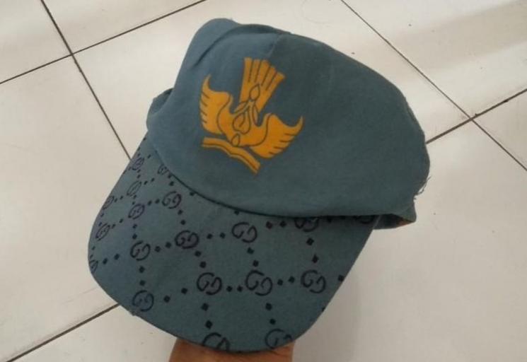 Topi OSIS SMA jadi Topi Gucci. (Twitter/@ajiejati)