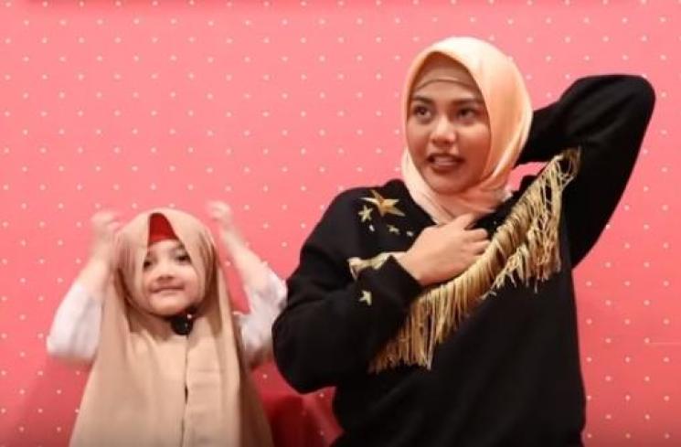 Arsy dan Aurel Hermansyah bikin tutorial hijab. (YouTube/The Hermansyah A6)