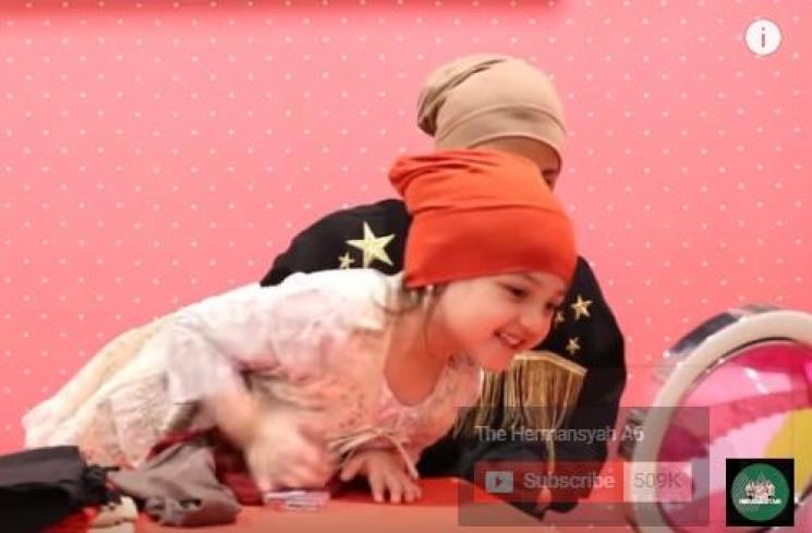 Arsy dan Aurel Hermansyah bikin tutorial hijab. (YouTube/The Hermansyah A6)