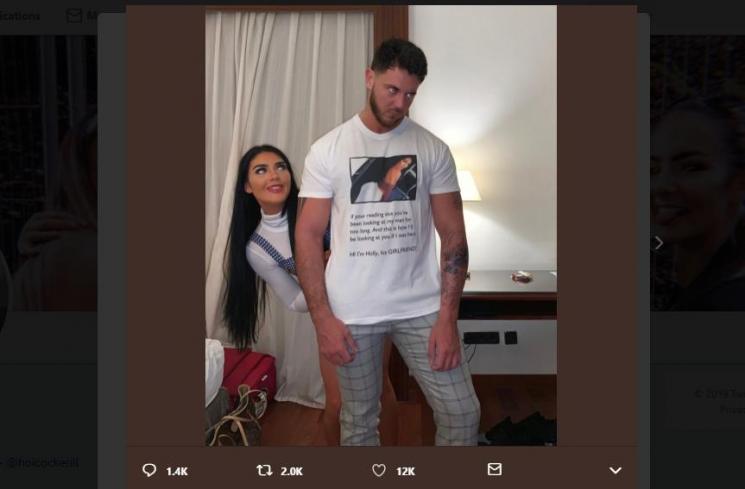 Wanita ini paksa pacarnya pakai kaus yang ada foto dirinya. (Twitter/hollycockerill)