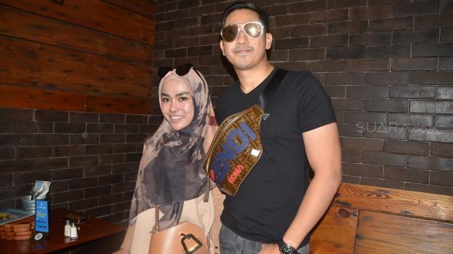 Lukman Azhari bersama istri, Medina Zein (Suara.com/Sumarni)